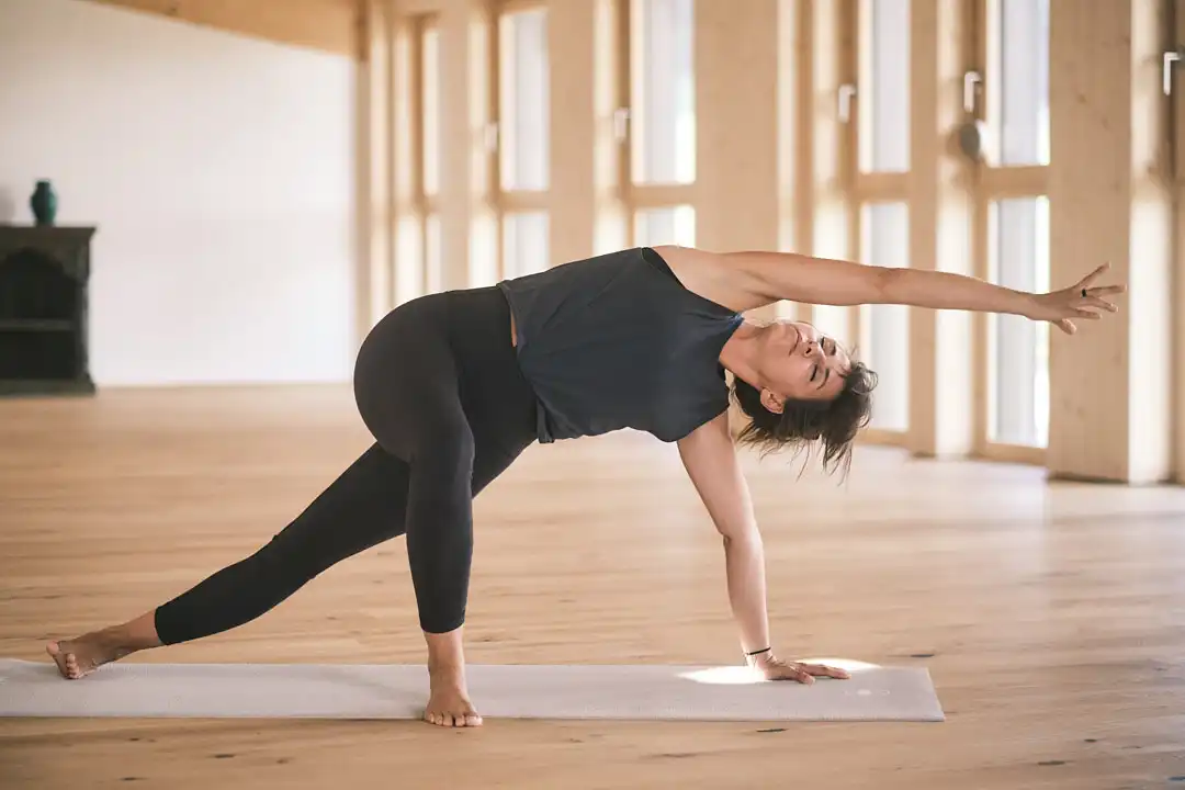 Yoga_Retreat_im_Apartment_&_Lifestyle_Resort Hofgut_Wagrain_Inama_Yoga_©SiegridCain Yoga with a view at Hofgut Wagrain - powerful stretching and inner balance in the light-flooded exercise room made of natural wood.