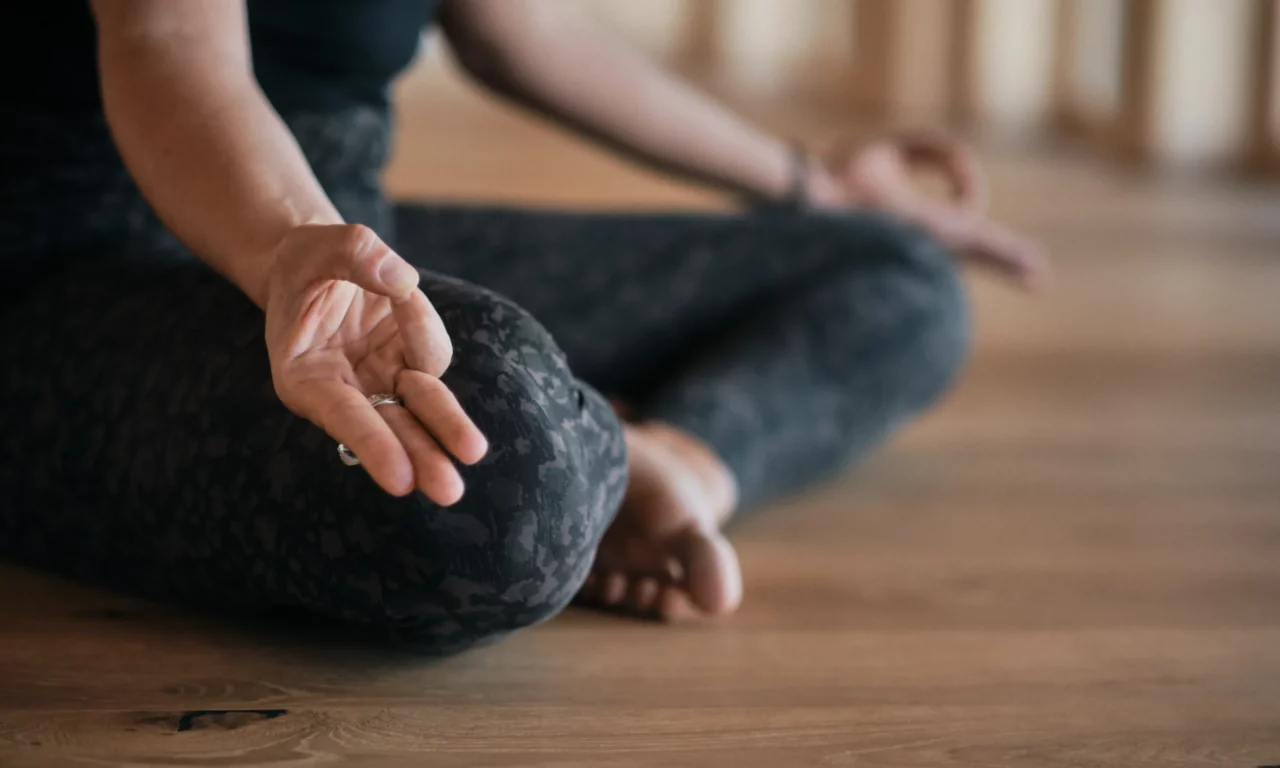 Yoga_Retreat_im_Apartment_&_Lifestyle_Resort Hofgut_Wagrain_mit_Inama_Yoga_©SiegridCain Quiet yoga moment at Hofgut Wagrain - mindfulness and relaxation in the stylish atmosphere of the movement room.
