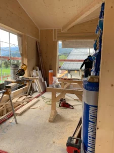 A look behind the scenes at Hofgut Wagrain: craftsmanship meets alpine style. Wood, tools and insulating materials tell of the creation of a new feel-good space - with attention to detail and a view of nature.
