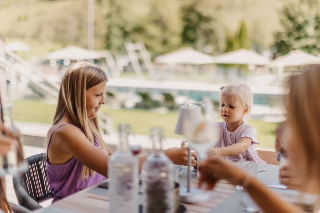 Hofgut-Wagrain-Apartment-Resort-Wagrain-vamoos-terrasse-564 Erfrischender Cocktail in stilvoller Kupfertasse – verfeinert mit Zitrone, Minze und Rosmarin. Sommerliche Genussmomente auf der Terrasse des Hofgut Wagrain, wo alpine Leichtigkeit auf kulinarische Raffinesse trifft.