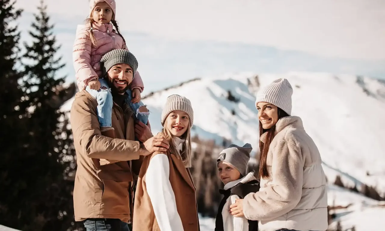 Family in the snow-covered mountains of the Ski Amadé ski resort.