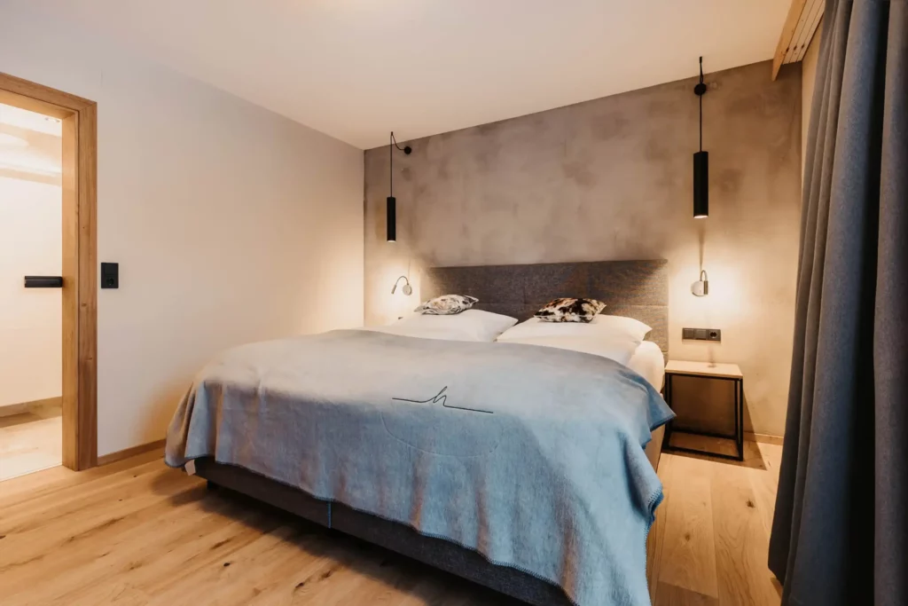 Gemütliches Schlafzimmer mit modernem Design, warmen Farbtönen und stilvollen Details für erholsame Nächte.