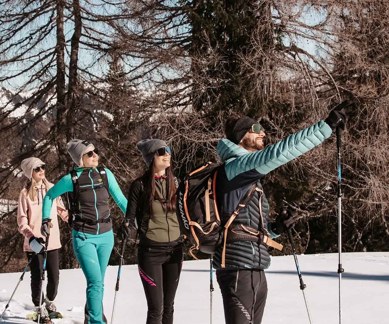 Gruppe beim Schneeschuhwandern in den Bergen.