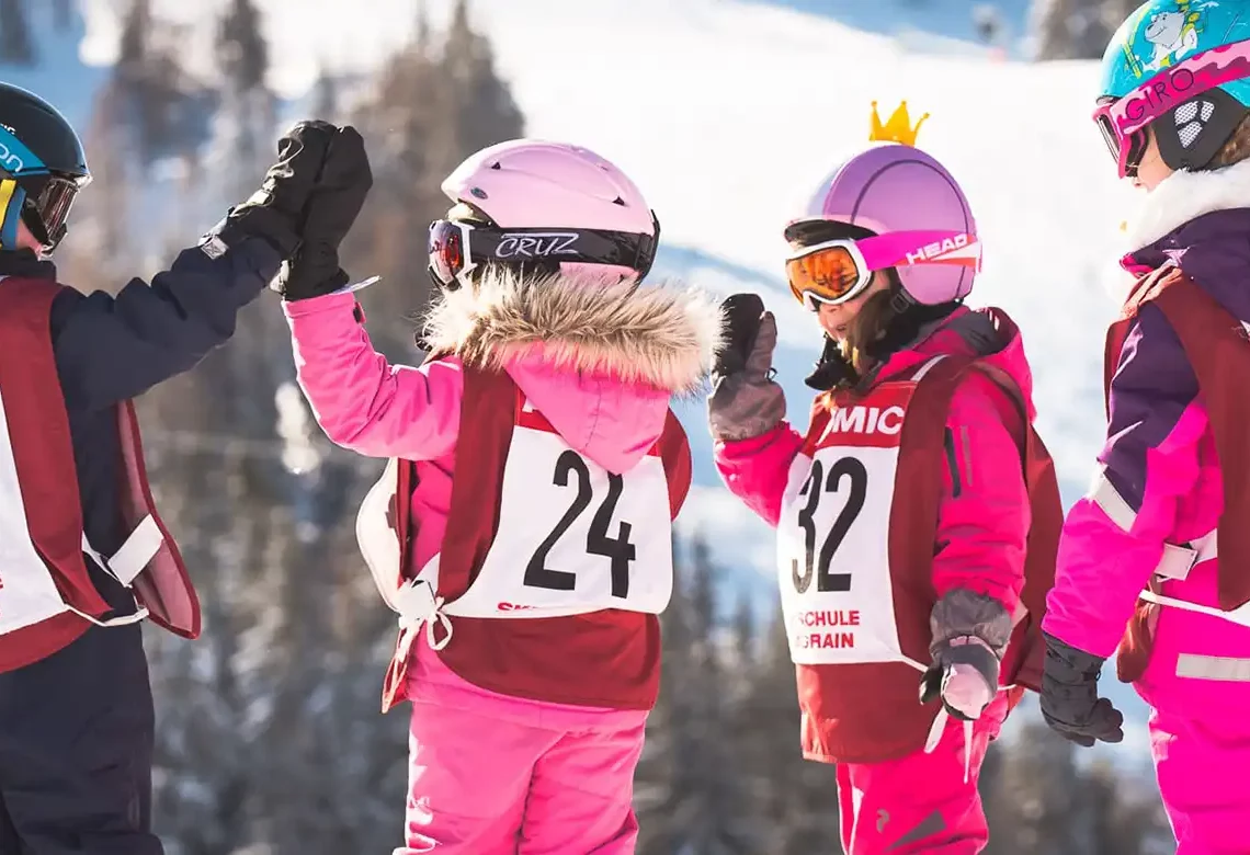 Strahlende Kinder beim Skikurs in Wagrain – voller Stolz und Teamgeist nach dem Abschlussrennen in der Skischule, mitten im Winterparadies Ski Amadé.