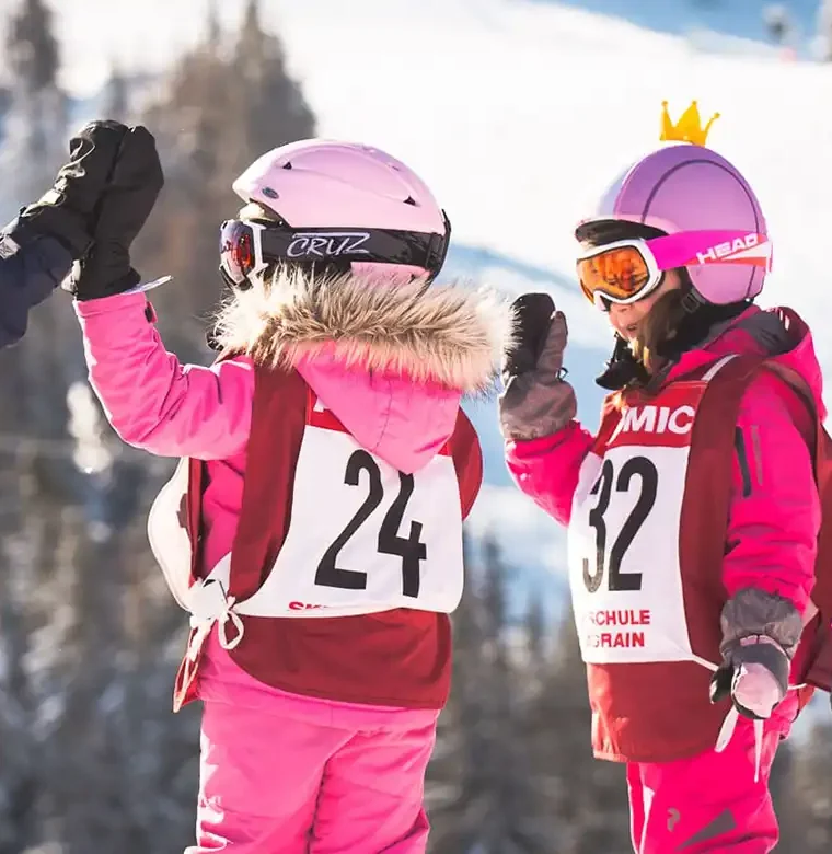 Strahlende Kinder beim Skikurs in Wagrain – voller Stolz und Teamgeist nach dem Abschlussrennen in der Skischule, mitten im Winterparadies Ski Amadé.