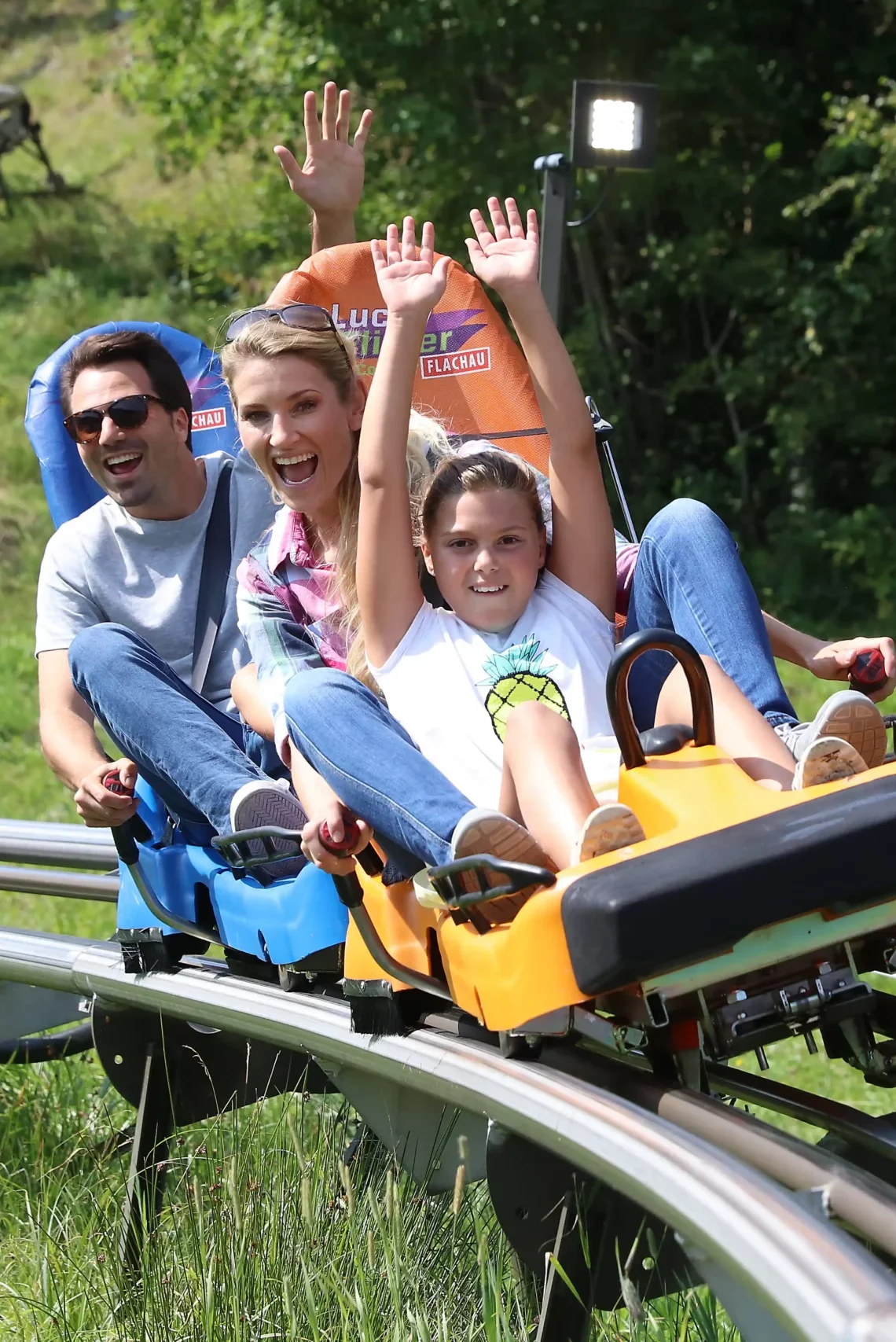 Lachen, Tempo, Familienzeit – fröhliche Sommerfahrt mit der Alpen-Achterbahn Lucky Flitzer in Flachau.