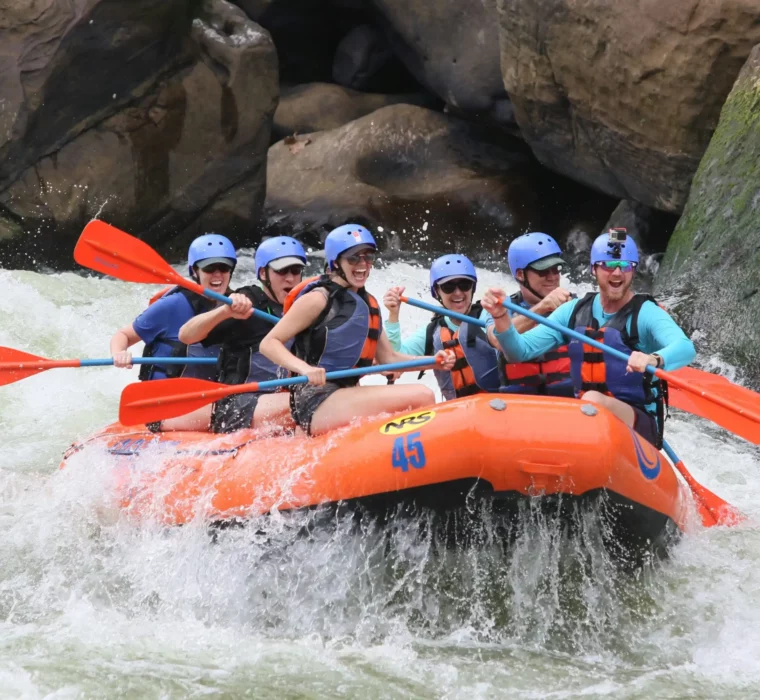 Ren adrenalin - et fælles rafting-eventyr gennem brusende strømfald midt i den imponerende natur.