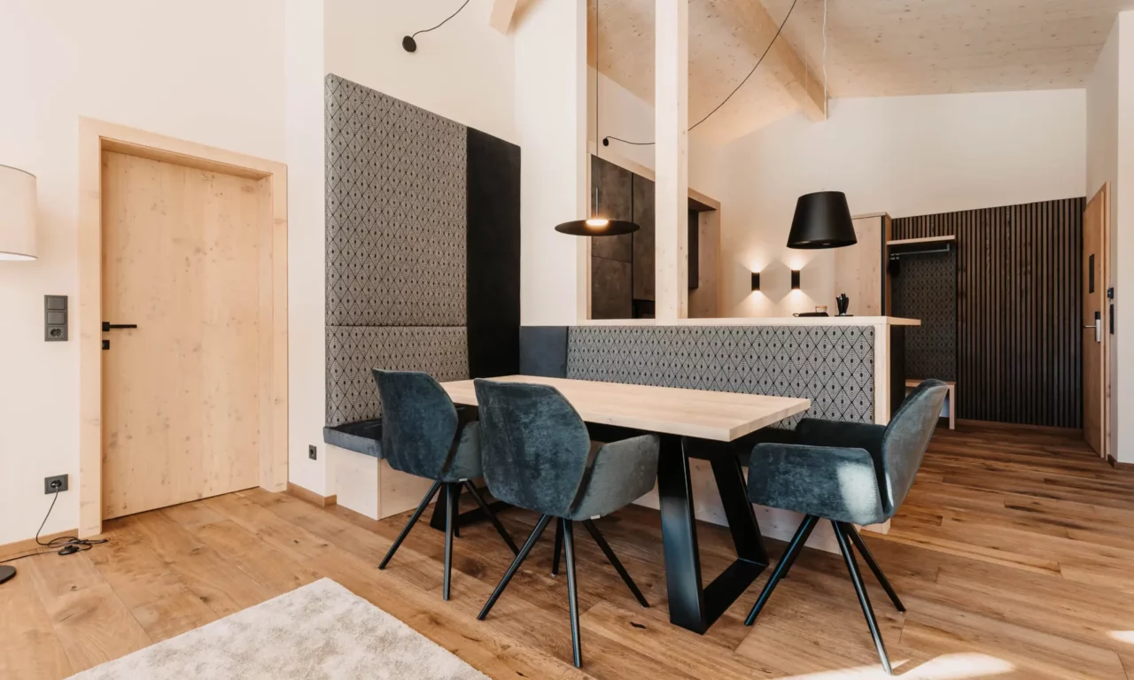 Stijlvolle eethoek in het Hofgut Penthouse - alpine chic ontmoet modern design.