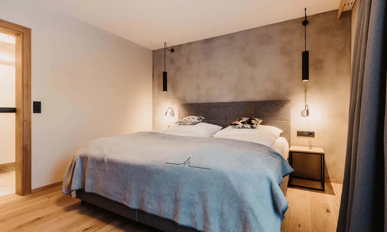 Gemütliches Schlafzimmer mit modernem Design, warmen Farbtönen und stilvollen Details für erholsame Nächte.