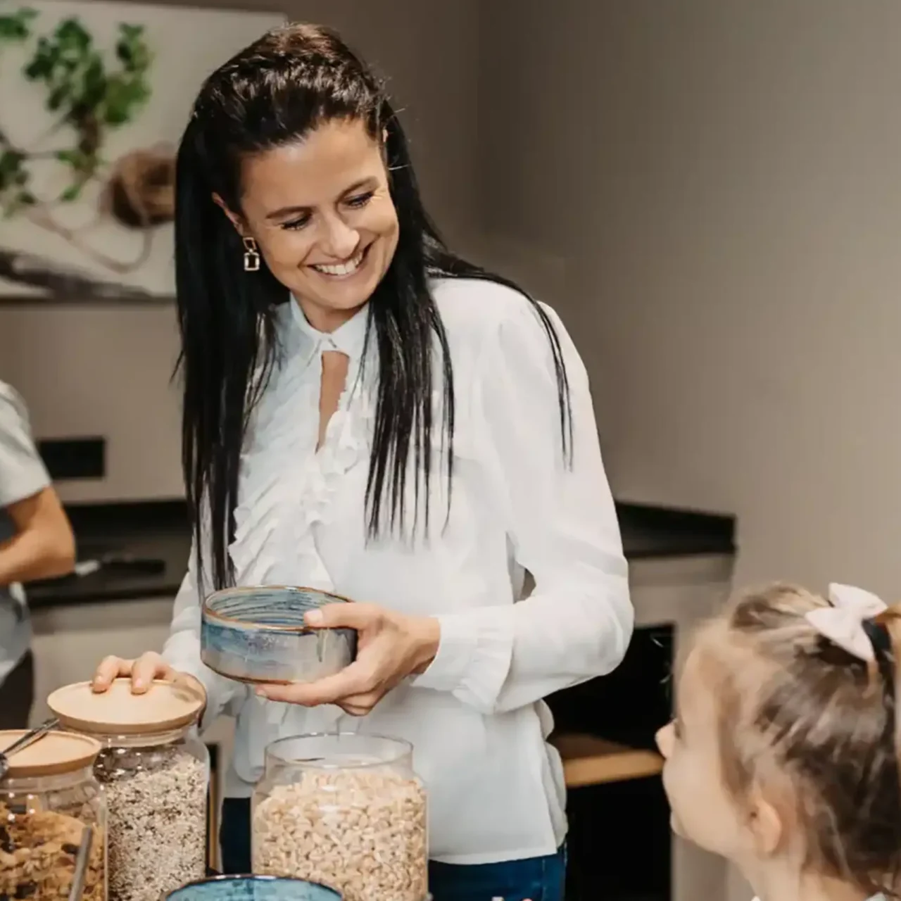 Gemeinsamer Frühstücksmoment im Hofgut Wagrain – Mutter und Tochter genießen die Vielfalt am Müslibuffet mit frischen, regionalen Zutaten.
