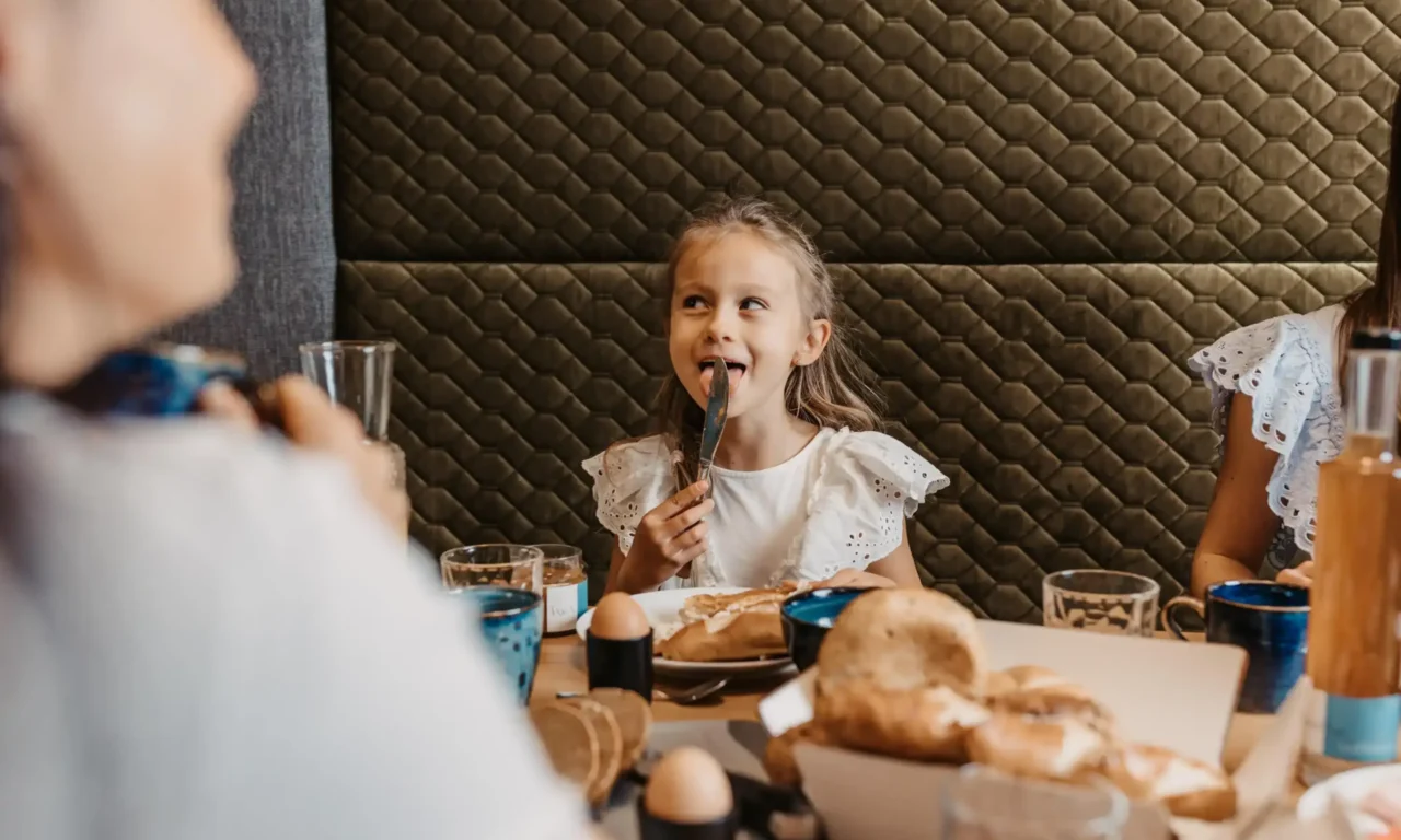 Fælles morgenmad på familieferie: Nyd en lækker morgen med regionale produkter i den hyggelige lejlighed på Hofgut Wagrain.