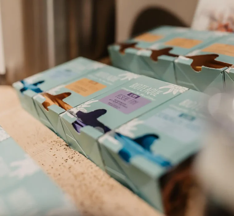 Vielfältige Teebar im Hofgut Wagrain mit hochwertigen offenen Teesorten – wohltuender Genuss für entspannte Urlaubsmomente.