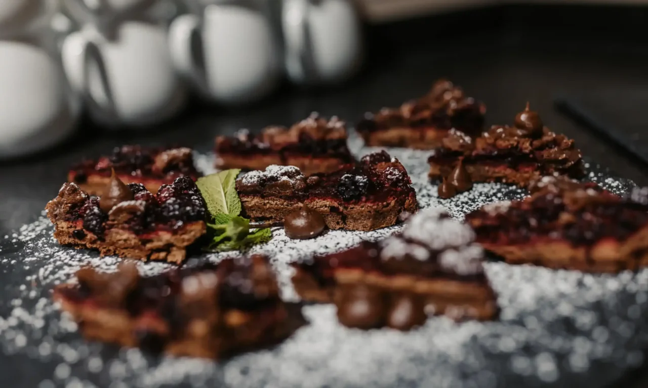 Hjemmelavede chokoladekager med bær og mynte – en sød fristelse på Hofgut Wagrain, kærligt tilberedt og raffineret med flormelis.