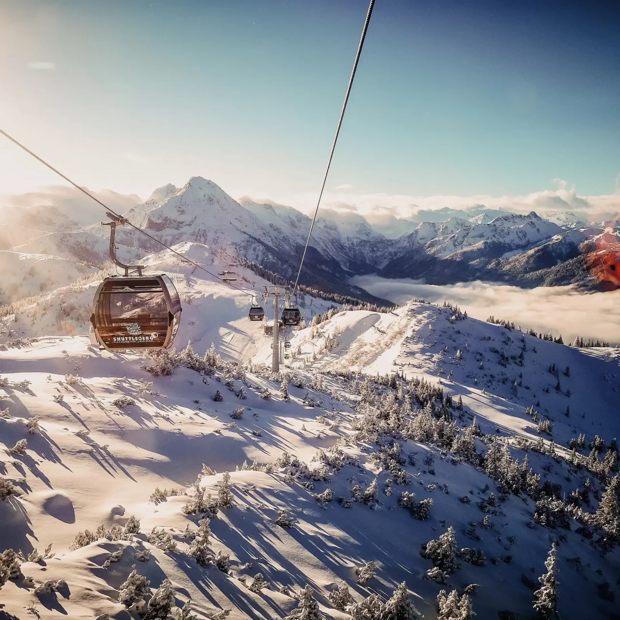 Panoramagondel 'Panorama Link' schwebt über die verschneiten Berge und verbindet die Skigebiete Wagrain und Kleinarl – grenzenloses Skivergnügen in Ski Amadé im Hofgut Wagrain
