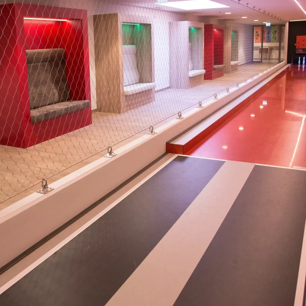 Erleben-im-Hofgut-für-Kinder-Kegelbahn- Indoor bowling alley at Hofgut Wagrain for fun and games with the family.