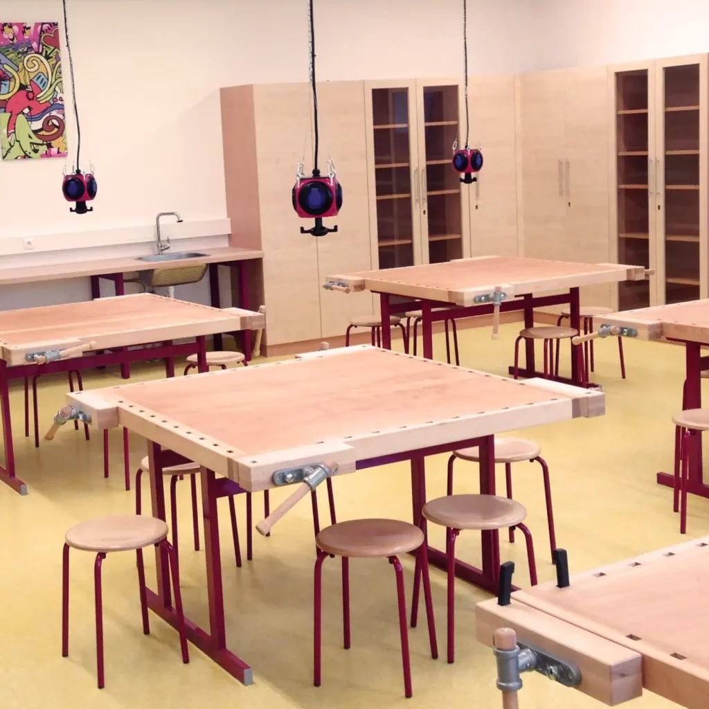 Erleben-im-Hofgut-für-Kinder-Kreativwerkstatt-Werkbank Creative room at Hofgut Wagrain for arts and crafts projects.