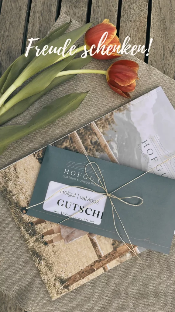 Gutschein Foto mit Filter und Schrift Gift voucher from Hofgut Wagrain with tulips on a wooden table as a gift idea for special occasions