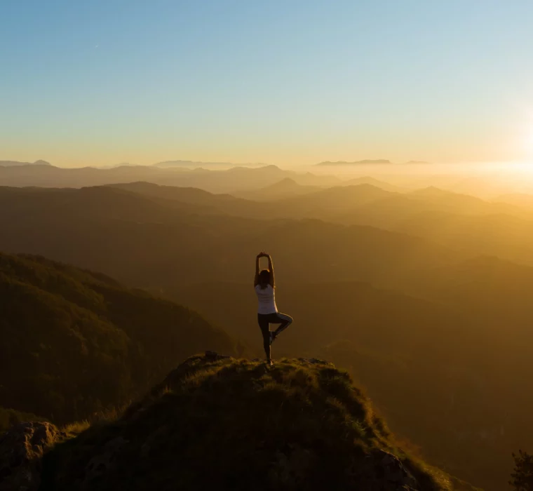 Yoga im Sonnenaufgang – achtsamer Moment der Ruhe und inneren Balance hoch über den Bergen des Salzburger Lands.