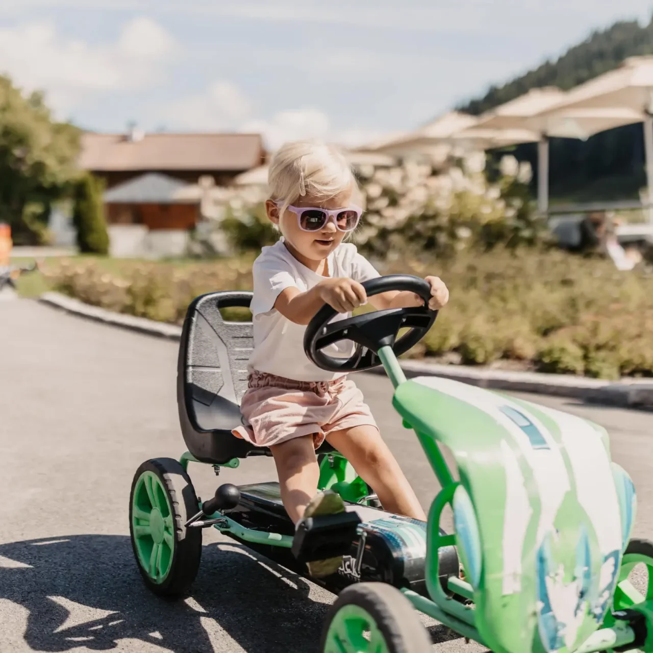 Kinder fahren mit Gokarts und Laufrädern durch das Hofgut Wagrain