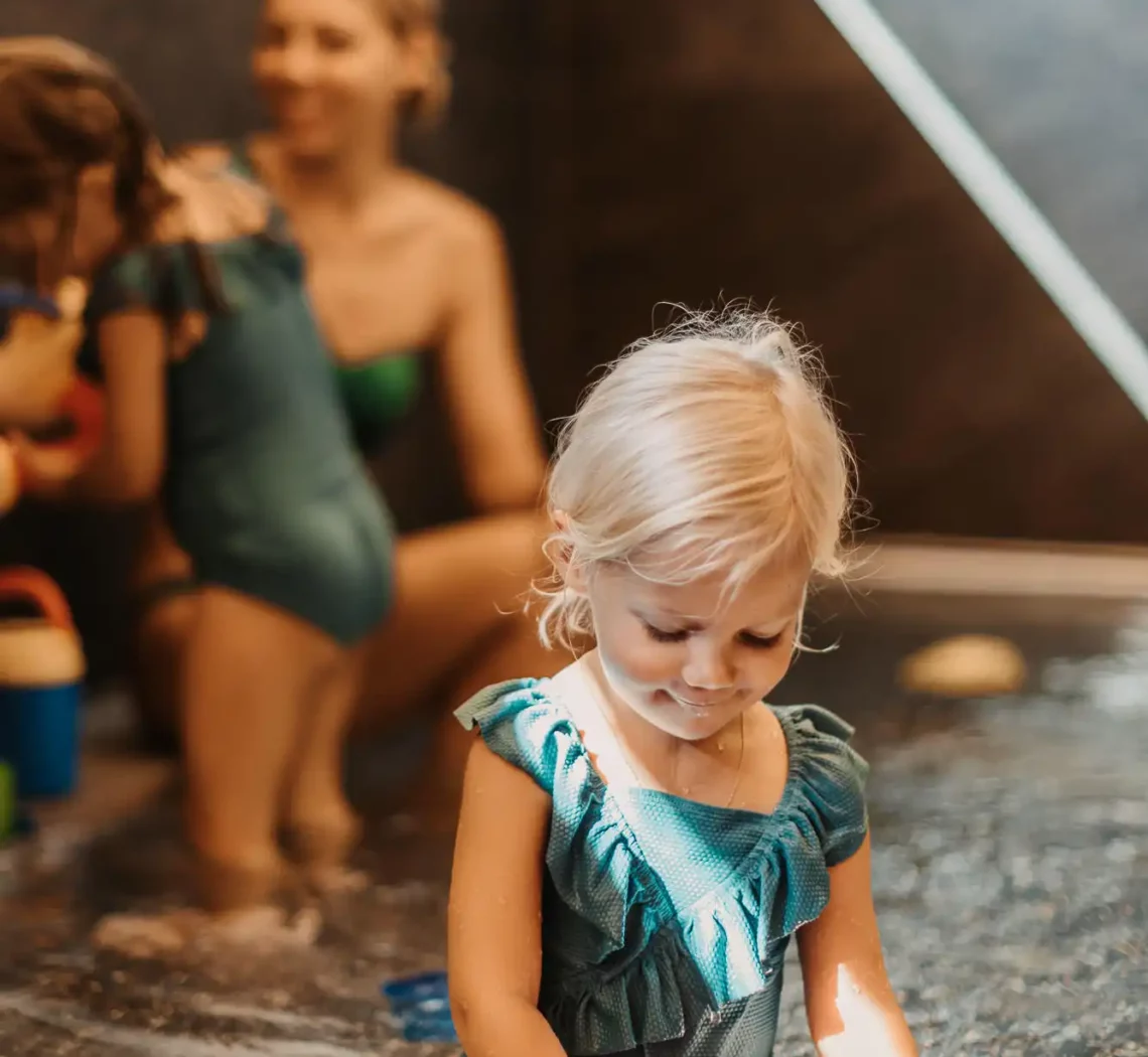 Hofgut-Wagrain-Apartment-Resort-Wagrain-Hallenbad-Babypool- 646 Water fun for the little ones at the Hofgut Wagrain family resort.