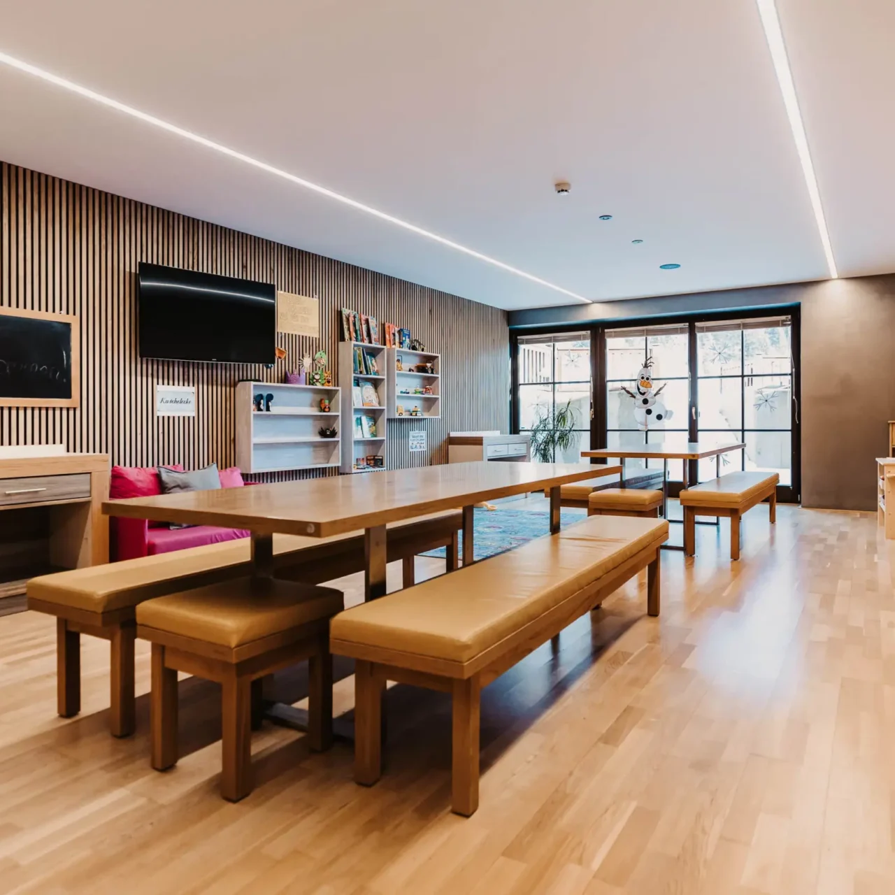 Welcome to the children's area at Hofgut Wagrain - a lovingly designed creative space for little guests to do handicrafts, paint and play.