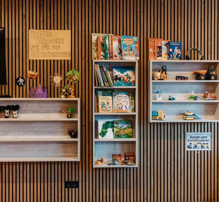 Children's area at Hofgut Wagrain with books, games and craft materials.