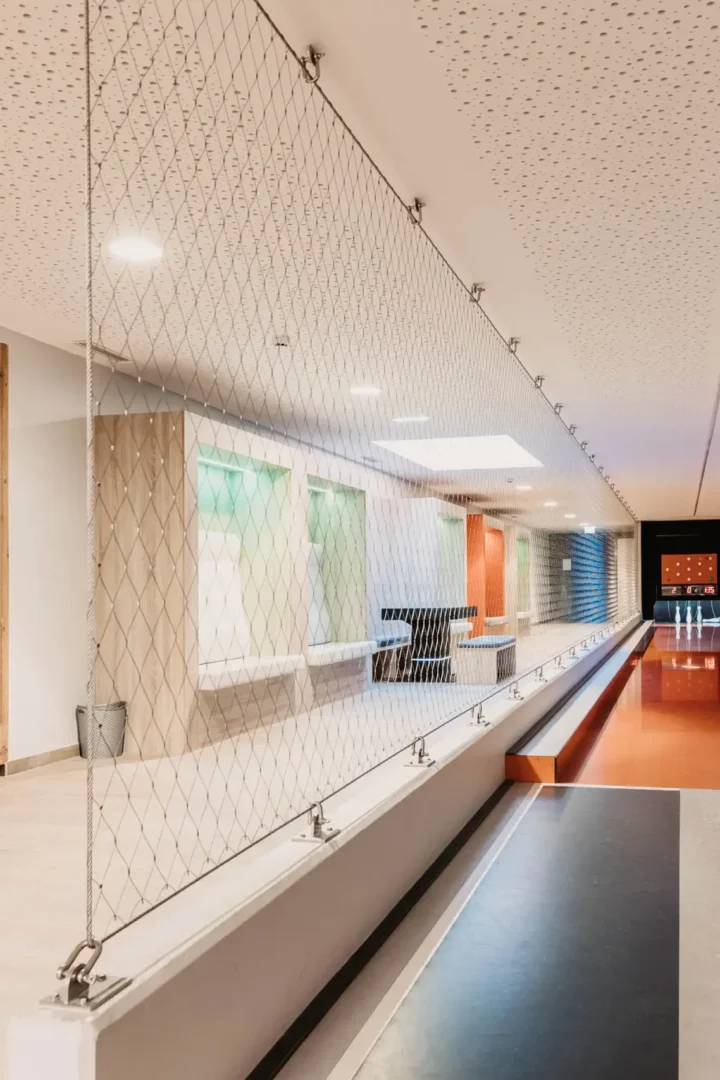 Moderne Kegelbahn im Hofgut Wagrain mit gemütlicher Sitzecke und stilvollem Design.