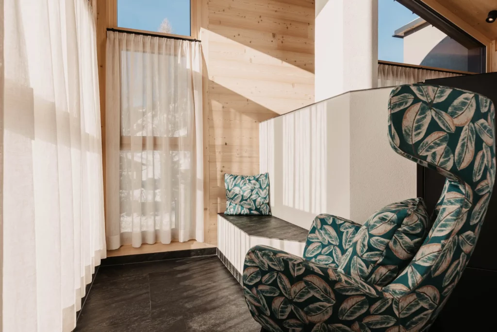 Hofgut-aparment-lifestyle-resort-wagrain-adults-only-95 Light-flooded quiet zone in the adults-only area of Hofgut Wagrain - a retreat with stylish armchairs and a cosy atmosphere.