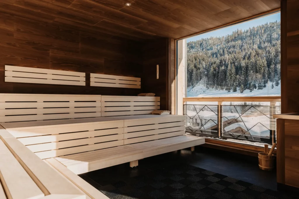Zirbensauna im Adults-only Spa des Hofgut Wagrain – wohltuende Wärme, Naturholzduft und Panoramablick auf verschneite Winterlandschaft.