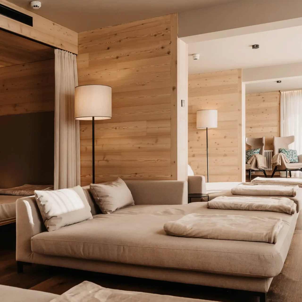 Heller Ruheraum im Adults-only-Bereich des Hofgut Wagrain mit gemütlichen Liegen und entspannter Wohlfühlatmosphäre.