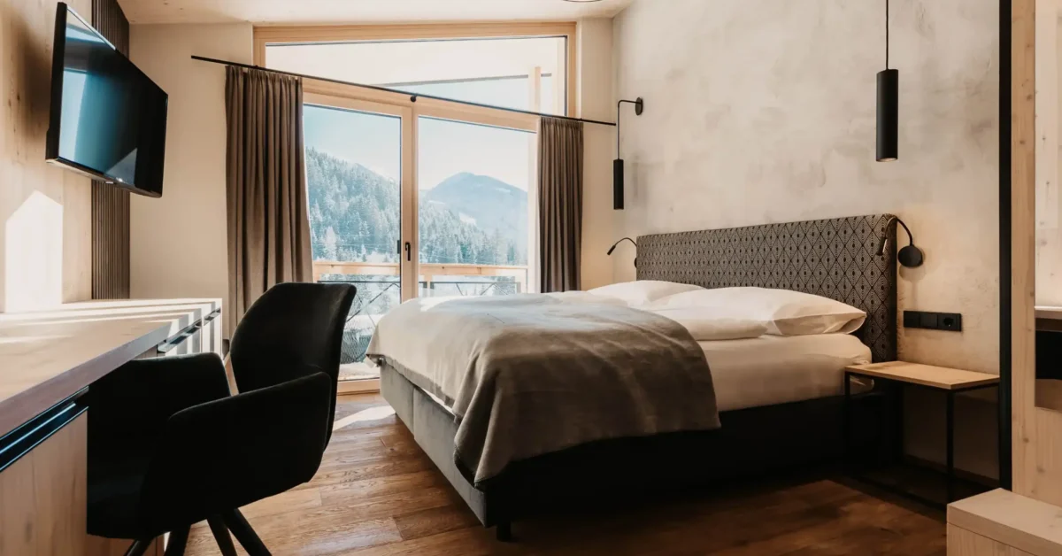 Hofgut-apartment-lifestyle-resort-wagrain-apartment-schlafraum-57-3000x2000 Alpiner Charme trifft modernes Design: Gemütliches Schlafzimmer mit Panoramablick und stilvollen Details.