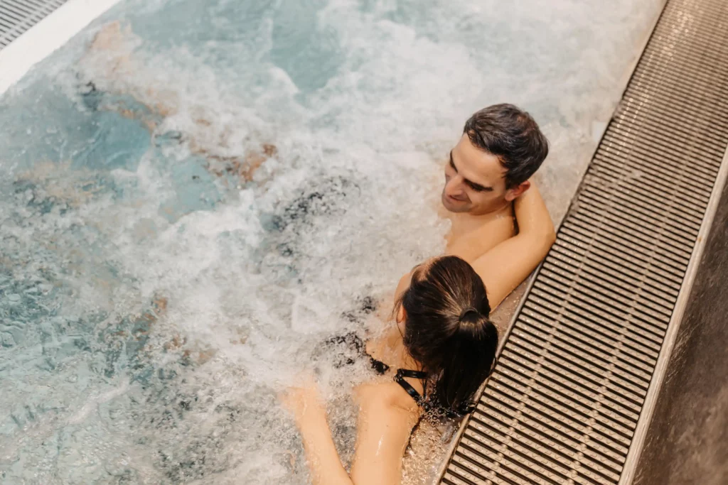 Hofgut-wagrain-apartment-adults-only-sauna-whirlpool-284 Togetherness in the bubbling whirlpool - pure relaxation in the adults-only wellness area at Hofgut Wagrain.