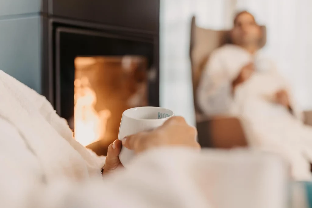 Hofgut-wagrain-apartment-adults-only-teepause-274 Feel-good moment by the fireplace: A cup of tea in your hand, snuggled up in a bathrobe - pure relaxation in the adults-only area of Hofgut Wagrain.