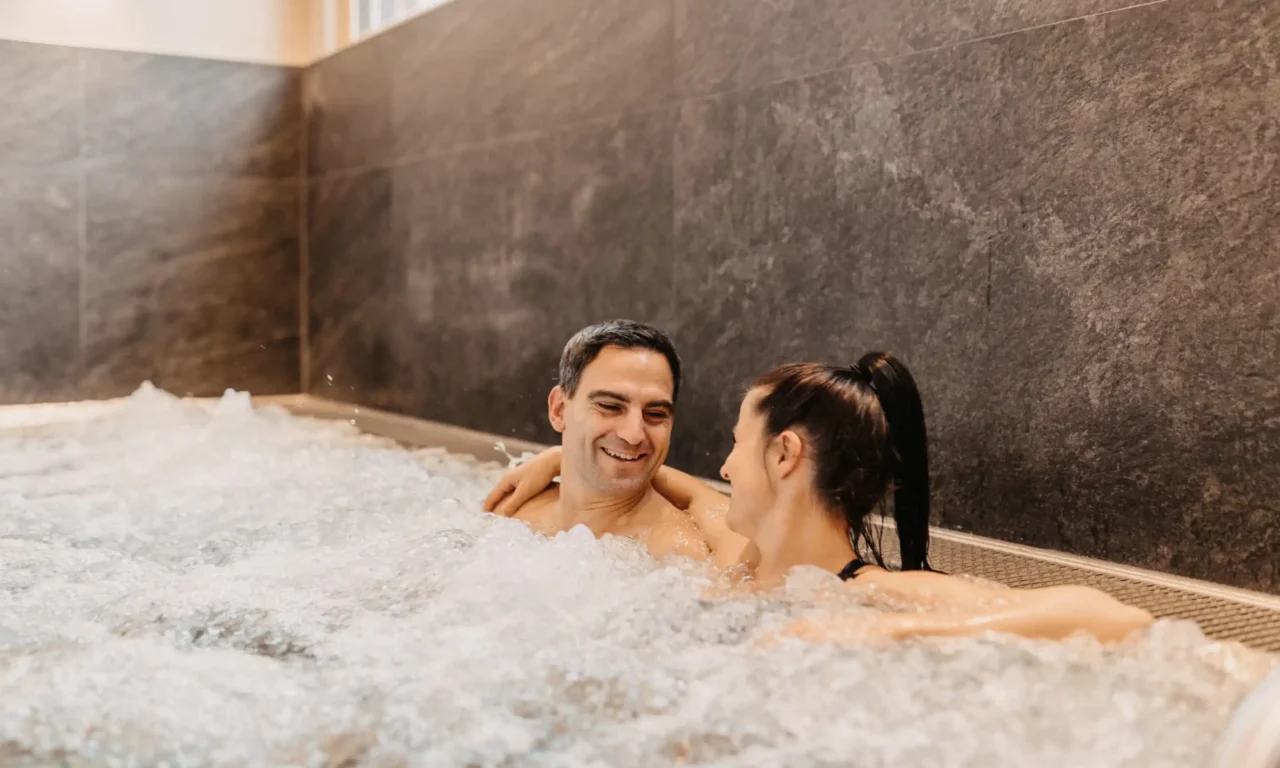 Tostemthed i den boblende whirlpool – ren afslapning i adults-only wellnessområdet på Hofgut Wagrain.