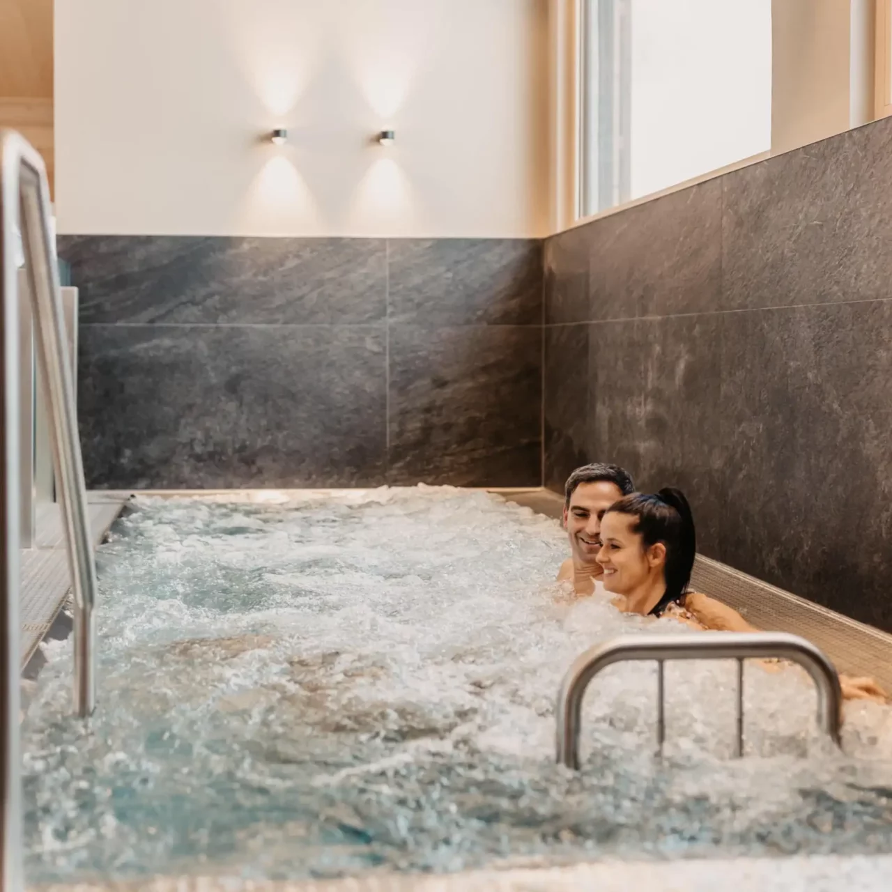 Zweisamkeit im sprudelnden Whirlpool – pure Entspannung im Adults-only-Wellnessbereich des Hofgut Wagrain.