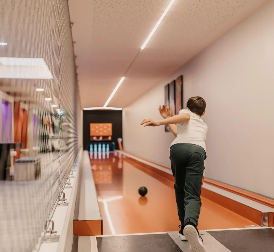 Bowling fun with the whole family: active time together in the Hofgut Wagrain's own bowling alley - for smiling faces and sporting challenges.