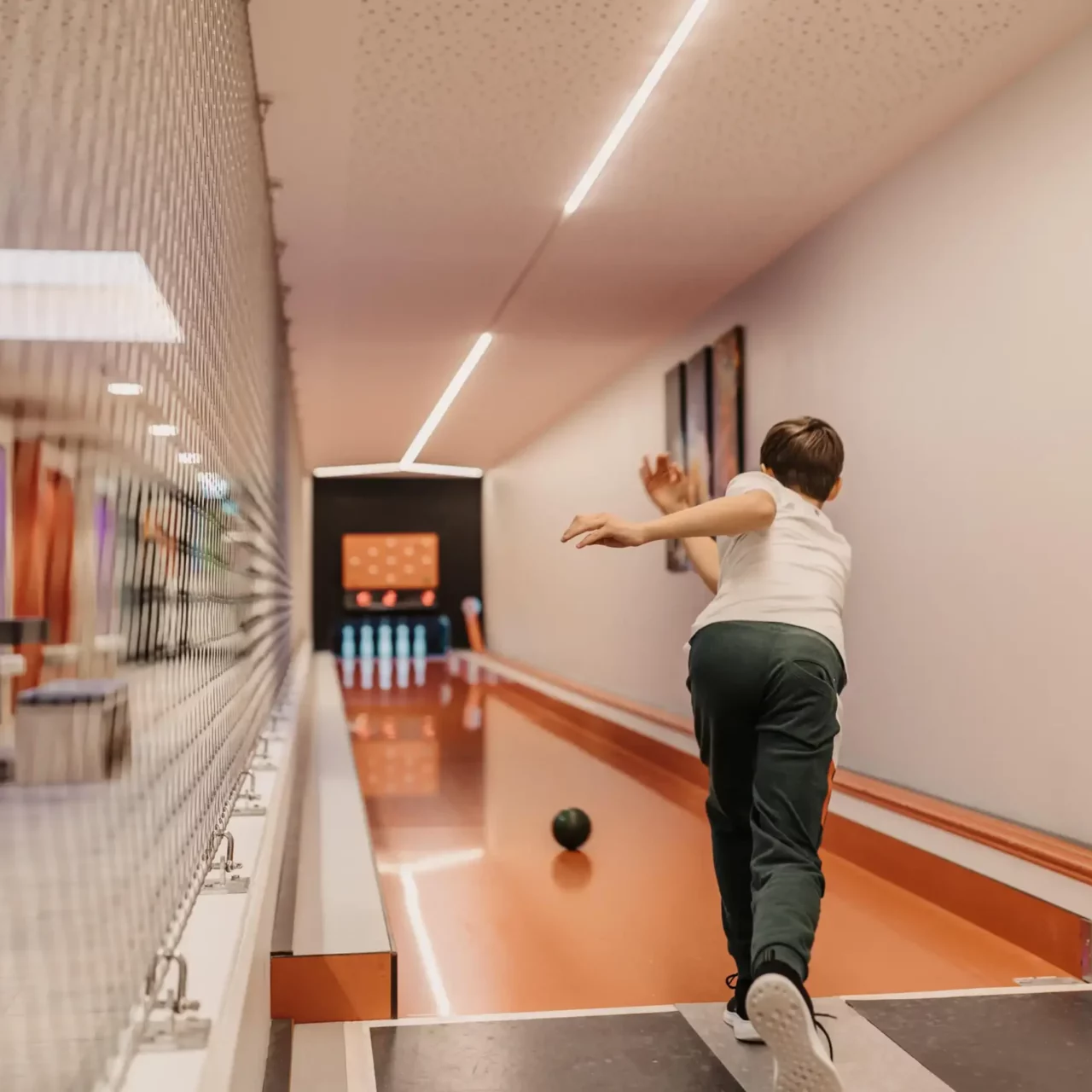 Bowling fun with the whole family: active time together in the Hofgut Wagrain's own bowling alley - for smiling faces and sporting challenges.