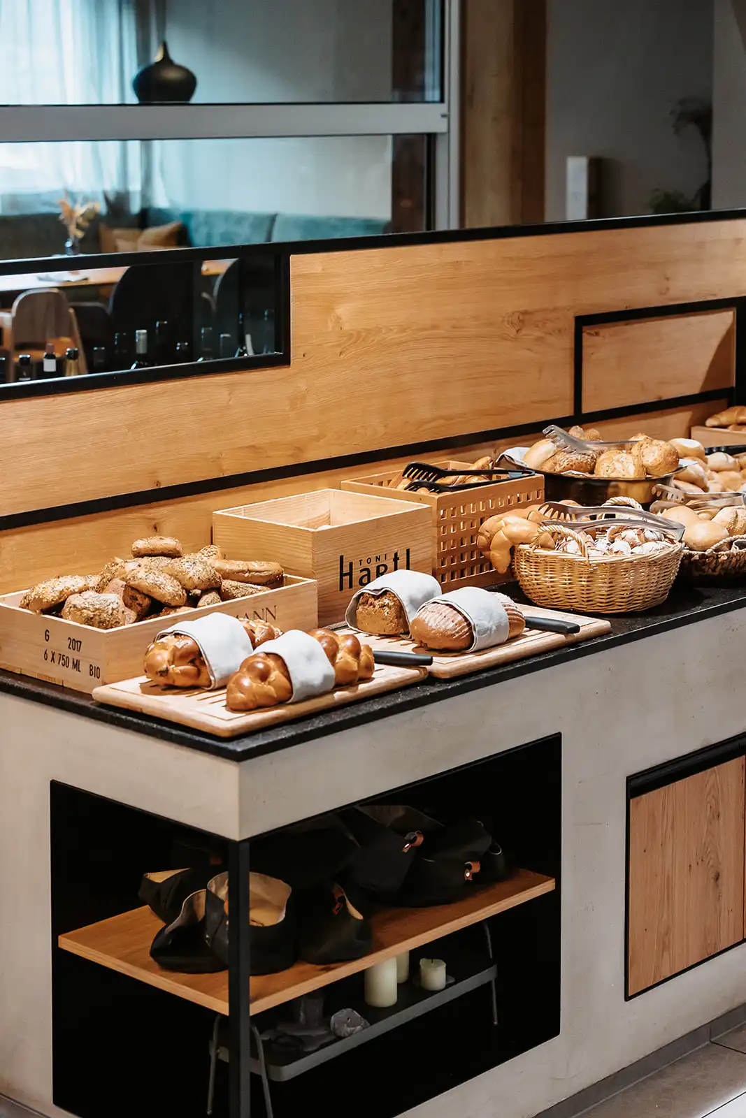 Frisches Gebäck und knusprige Croissants – französisches Flair am Frühstücksbuffet des Hofgut Wagrain.