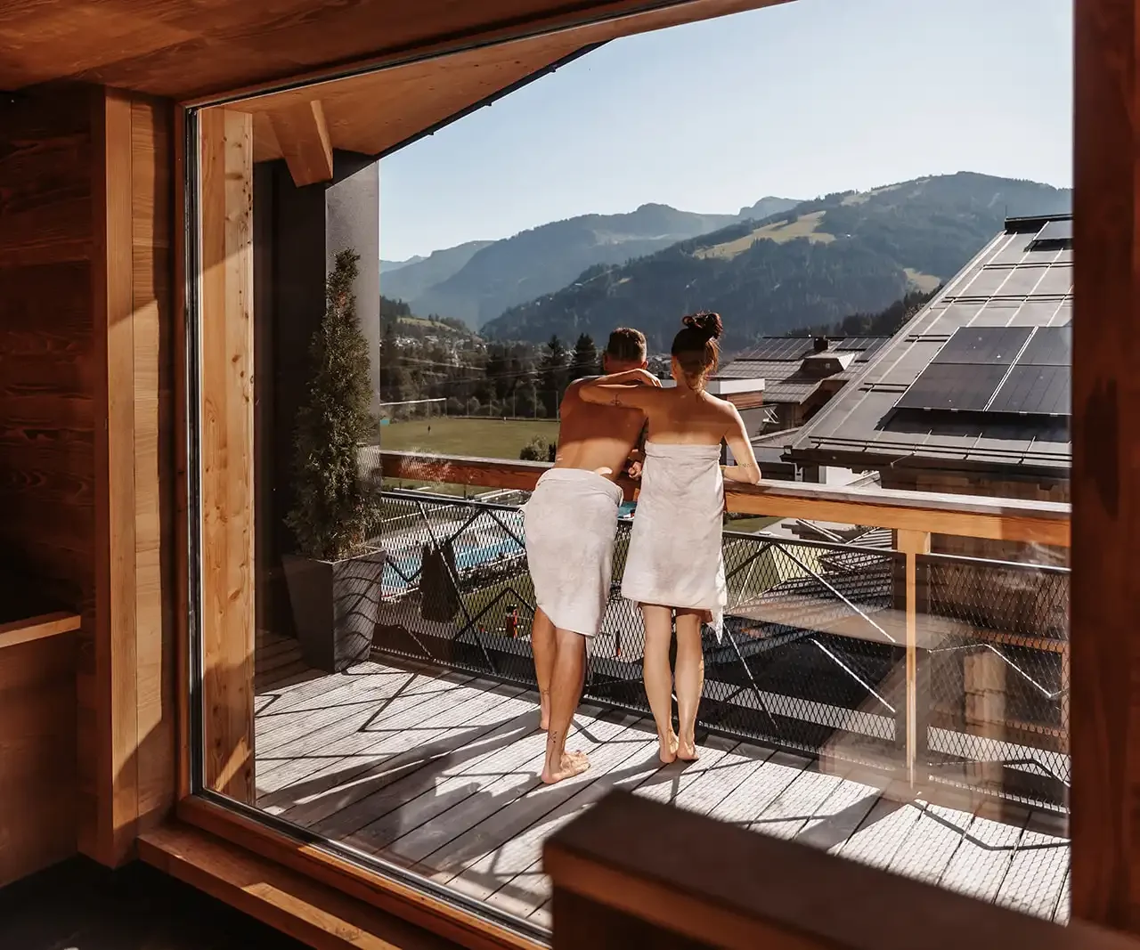 Paar genießt Ausblick von der Sauna-Terrasse.