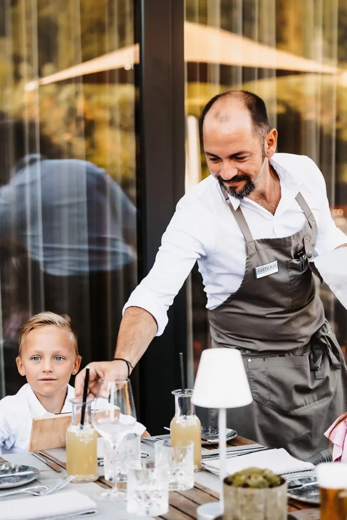 Hofgut©Elisabeth_Fotografie-Speisen-Restaurant-vamoos-Kellner-662 Aufmerksamer Service im vaMoos – Familienessen im Hofgut Wagrain