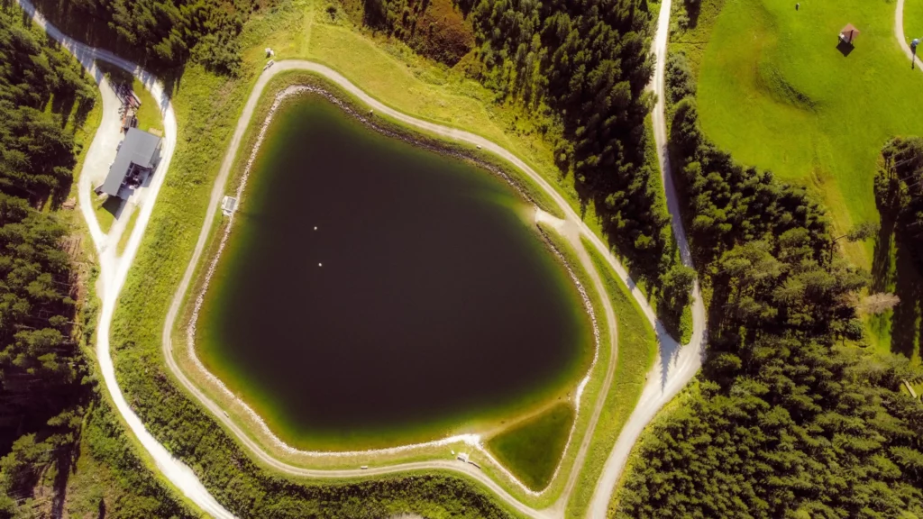 Panoramic bird's eye view of the reservoir near Wagrain - idyllic starting point for hiking and trail running tours around the Hofgut.