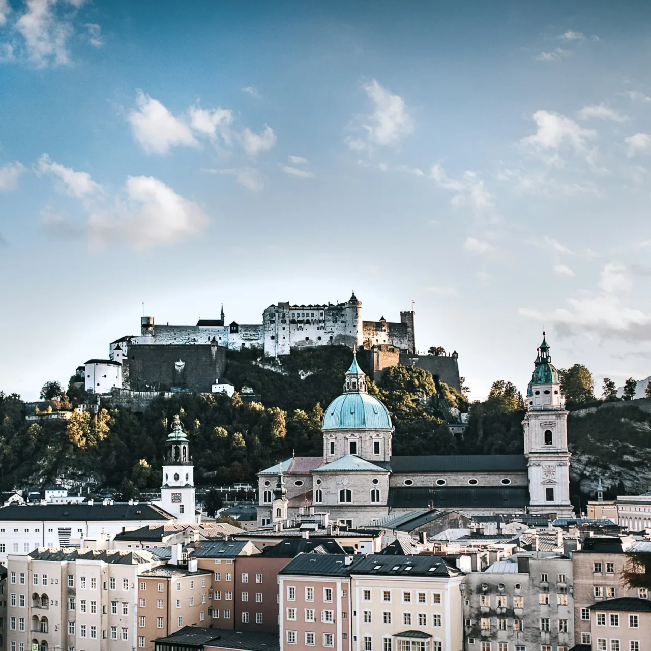 Panorama von Salzburg mit Festung Hohensalzburg bei Tageslicht.