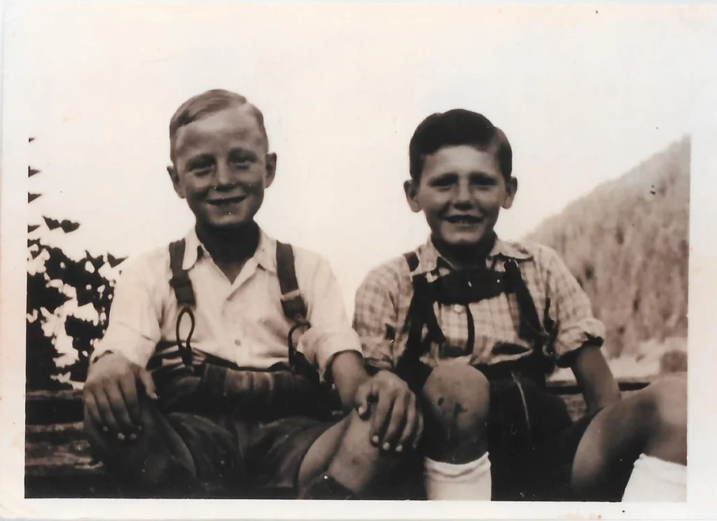 Hermann & Alois-Hofgut apartment & lifestyle resort-geschichte Childhood photo of two boys in lederhosen - early roots of the Hofgut family history.