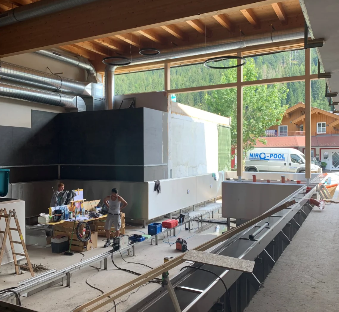 New construction of the indoor pool at Hofgut Wagrain - work on a modern swimming facility