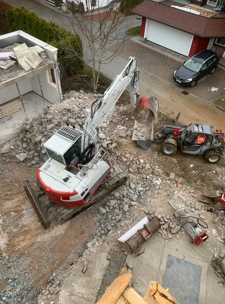 Demolition work with excavator and wheel loader on the grounds of Hofgut Wagrain.