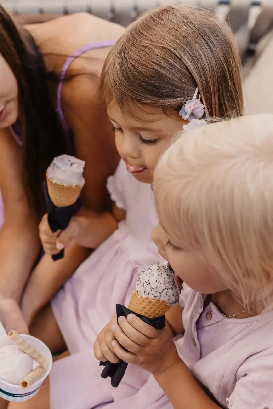Drei Kinder in Sommerkleidung genießen Eis – auf Terrasse im Hofut Restaurant vaMoos.