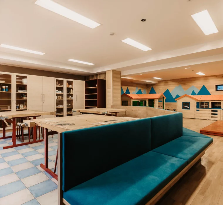 Welcome to the children's area at Hofgut Wagrain - a lovingly designed creative space for little guests to do handicrafts, colour and play.