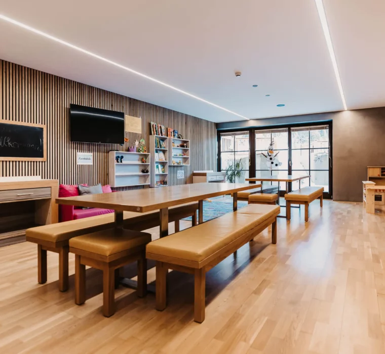 Welcome to the children's area at Hofgut Wagrain - a lovingly designed creative space for little guests to do handicrafts, colour and play.