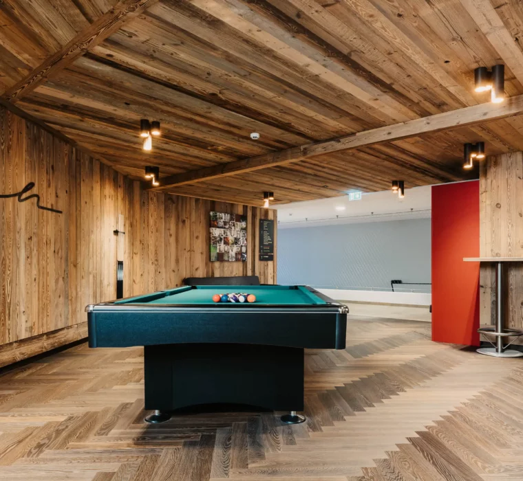 Stylish retreat for teens and adults - billiards fun in the cosy wooden ambience of the Hofgut Games Lounge.