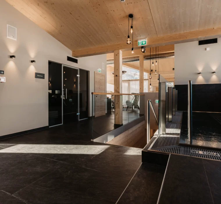 Feel the peace and quiet in the adults-only spa at Hofgut Wagrain - with steam bath, whirlpool and elegant ambience for a relaxing break.